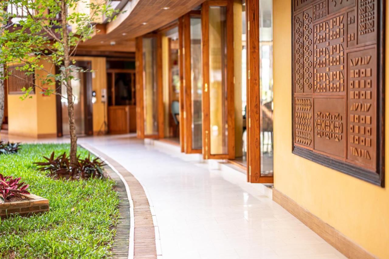 At Gate Thaphae Hotel Чиангмай Екстериор снимка