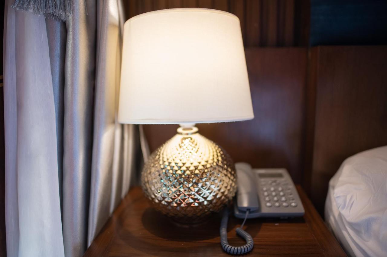 At Gate Thaphae Hotel Чиангмай Екстериор снимка