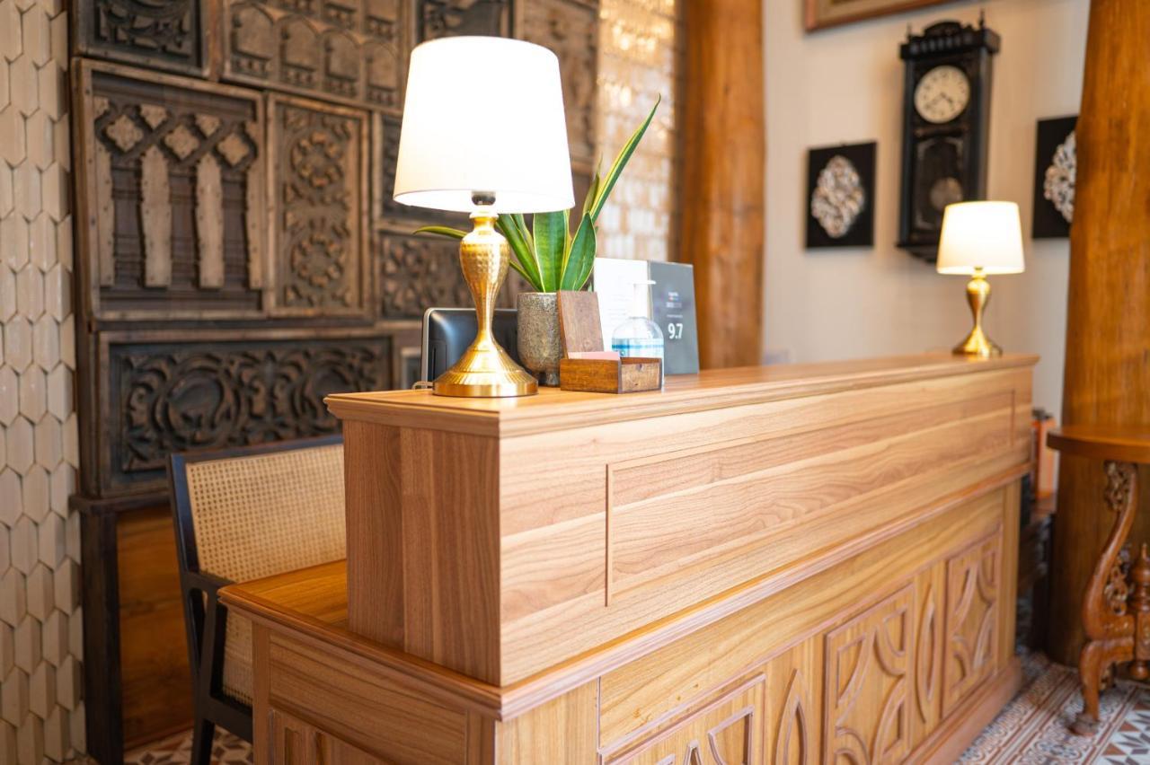 At Gate Thaphae Hotel Чиангмай Екстериор снимка