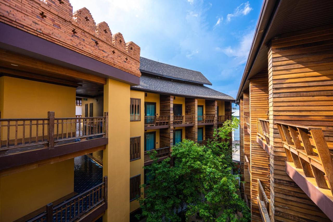 At Gate Thaphae Hotel Чиангмай Екстериор снимка
