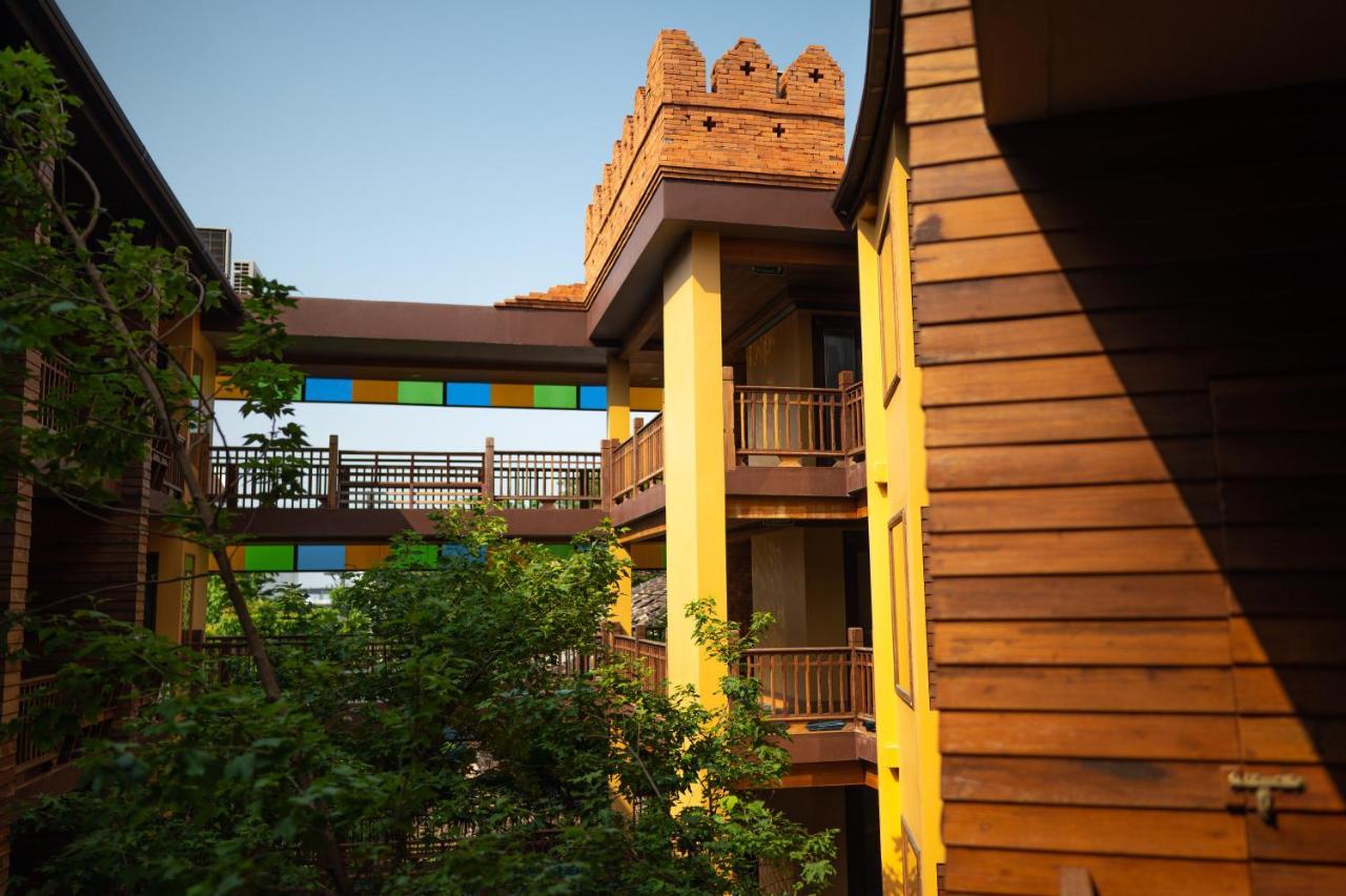 At Gate Thaphae Hotel Чиангмай Екстериор снимка