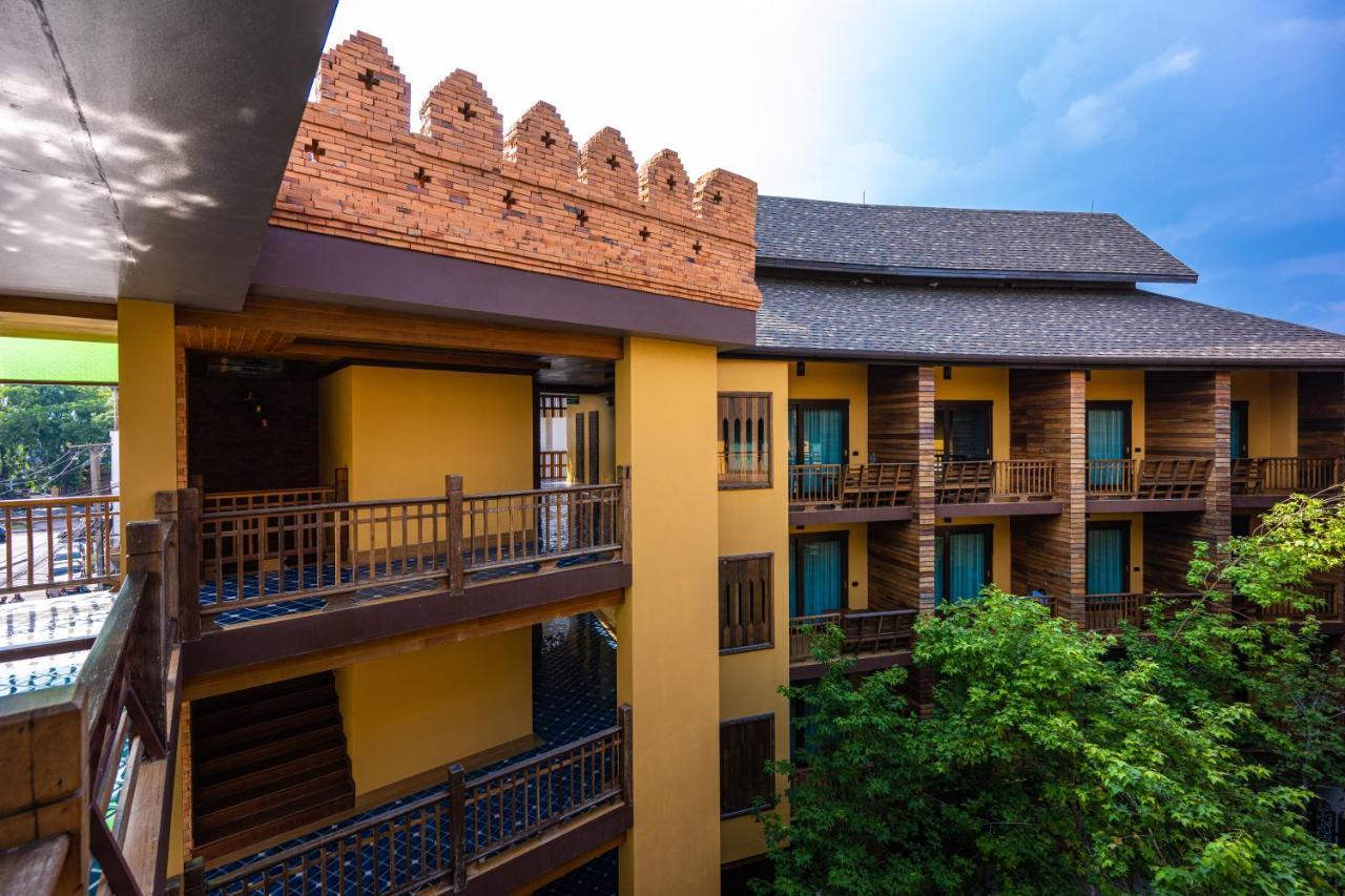 At Gate Thaphae Hotel Чиангмай Екстериор снимка